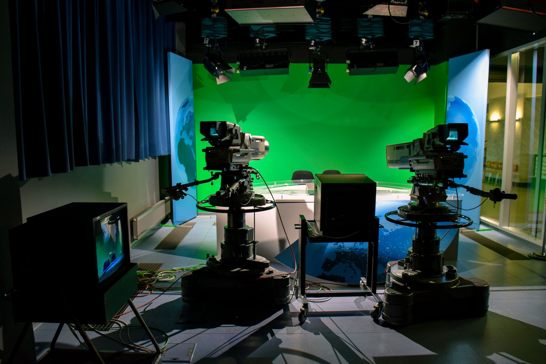 Studio televisivo con telecamere: anche la pubblicità su emittenti TV locali e nazionali rientra nel bonus pubblicità 2023
