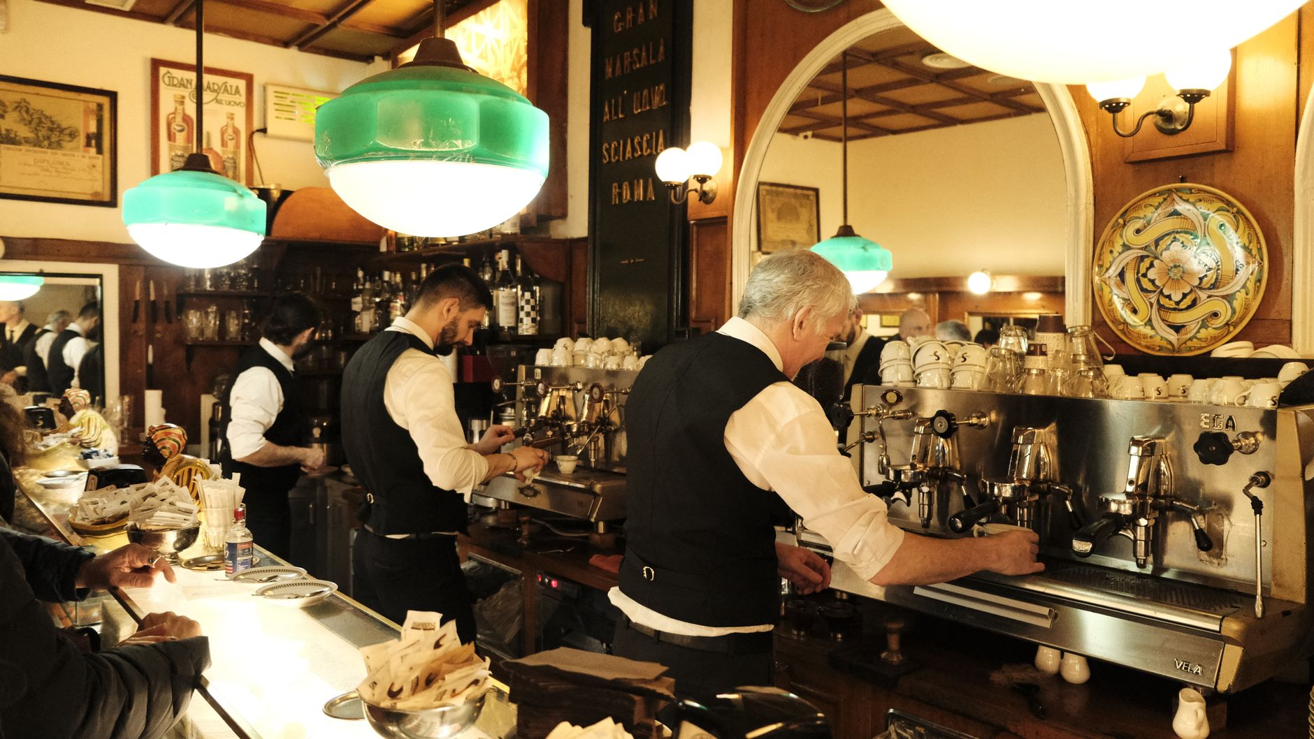 Interno ristorante italiano con cliente al banco, esempio PMI italiana