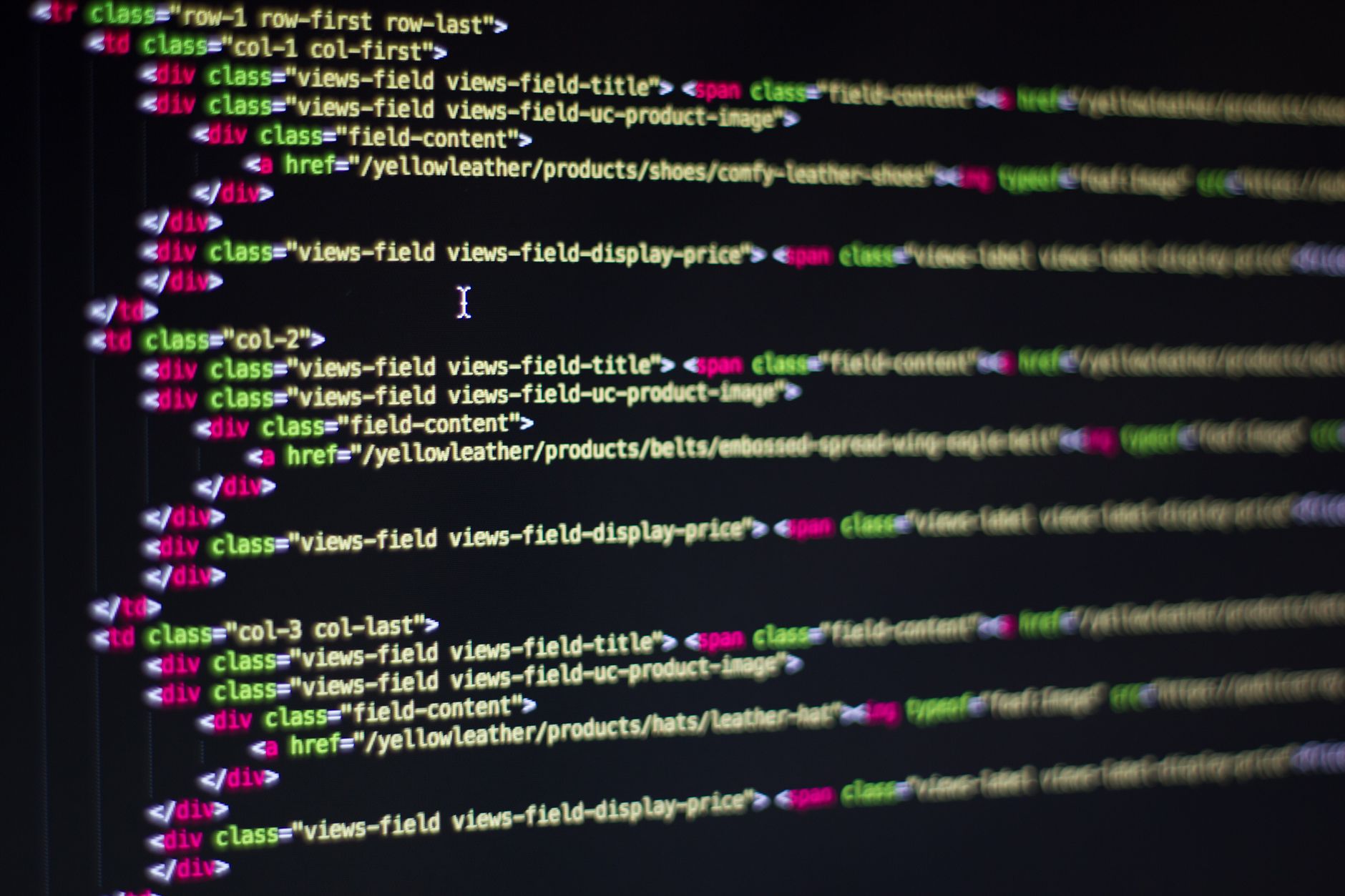 Sviluppatore web che configura il cookie banner e il prior consent dei tag