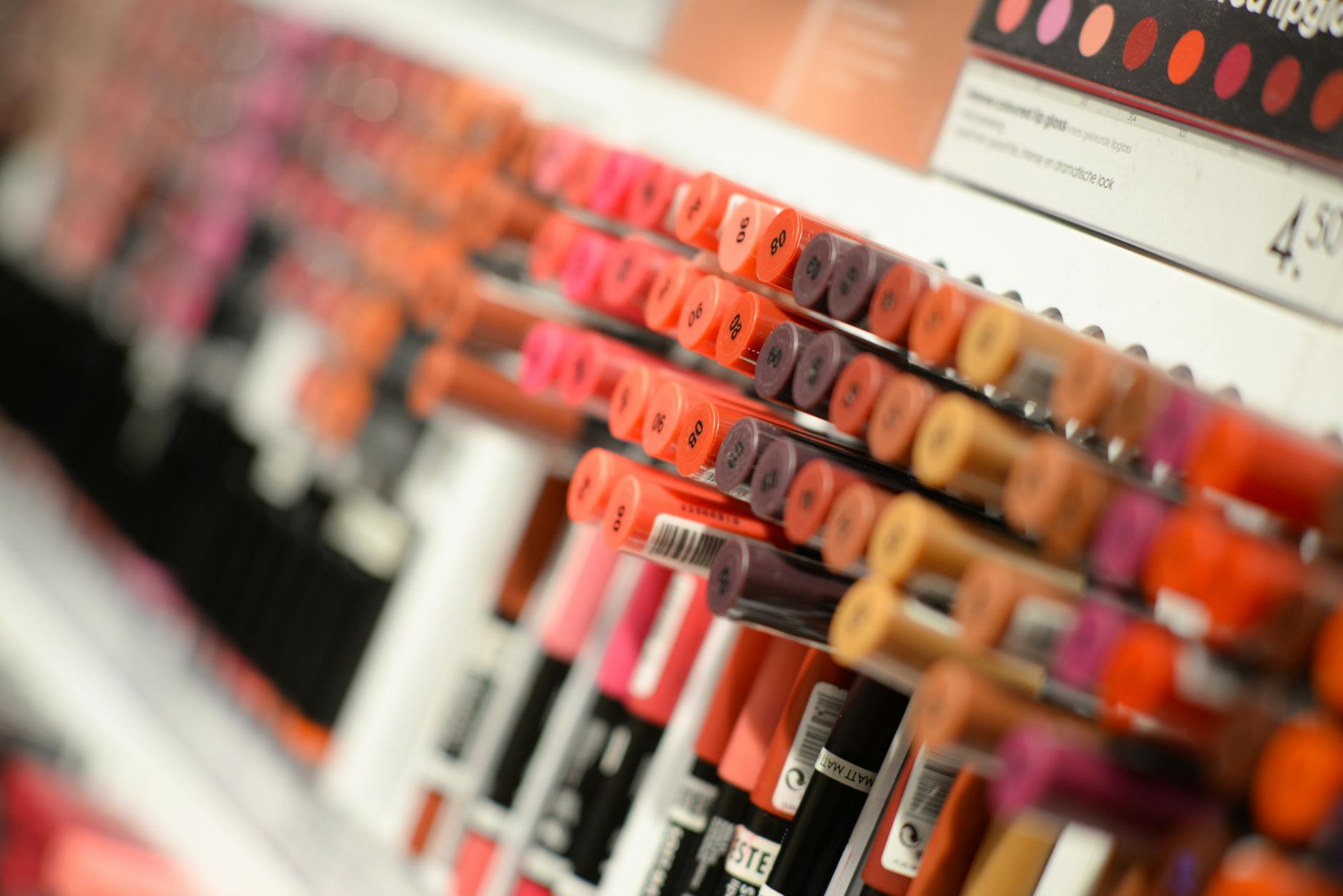 Prodotti cosmetici professionali su scaffali magazzino centro estetico