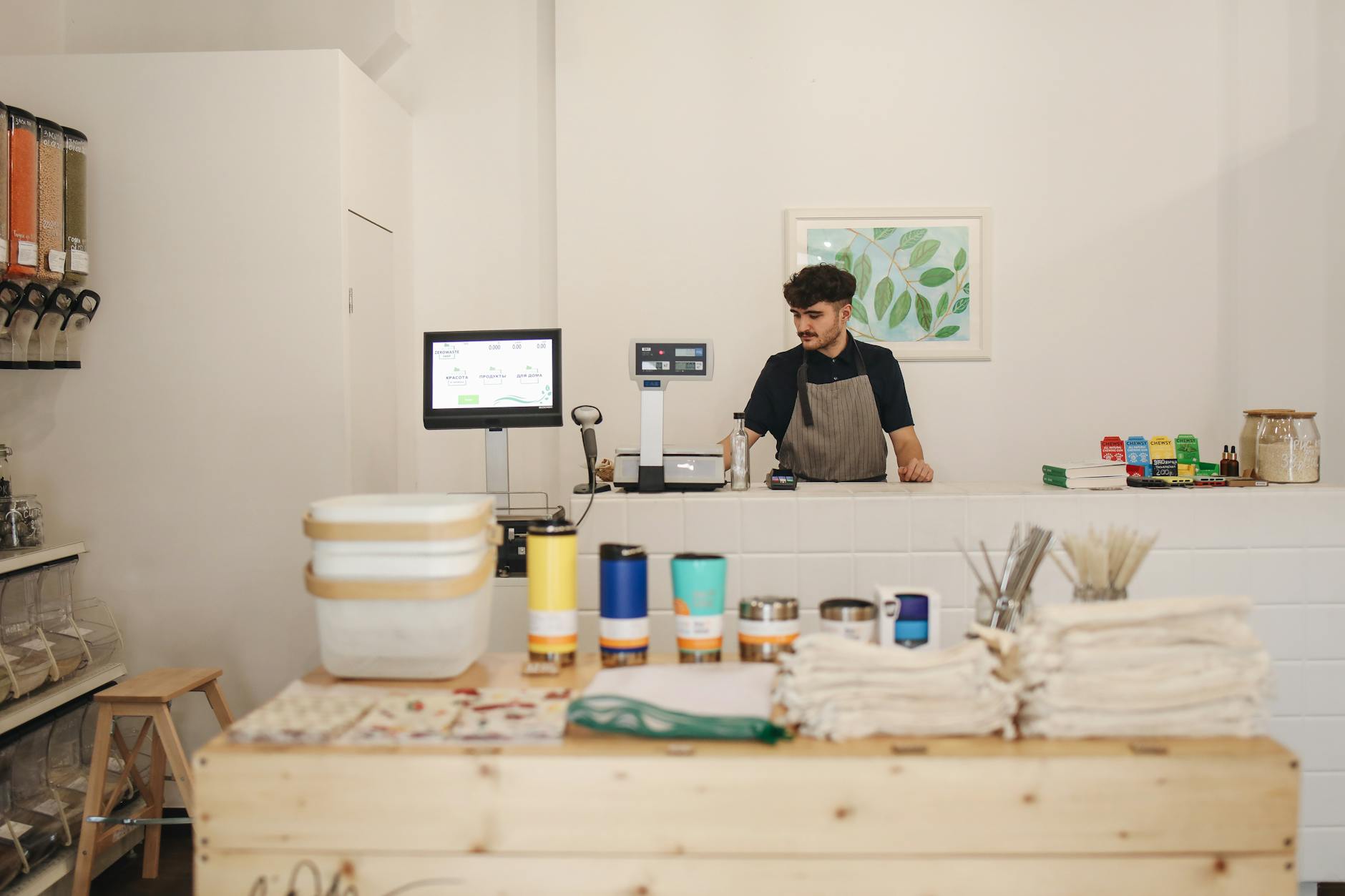 Commerciante italiano alla cassa del proprio negozio