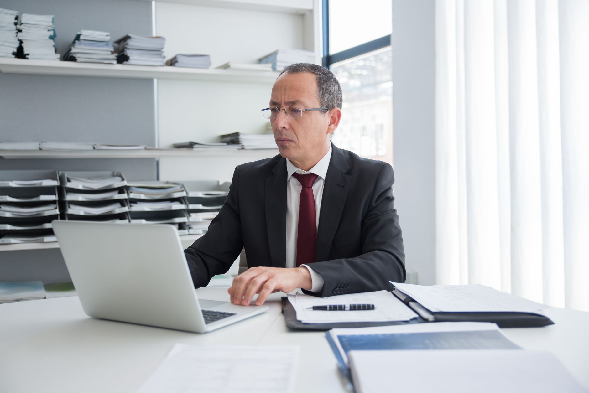 Credit manager analizza scadenziario clienti al computer
