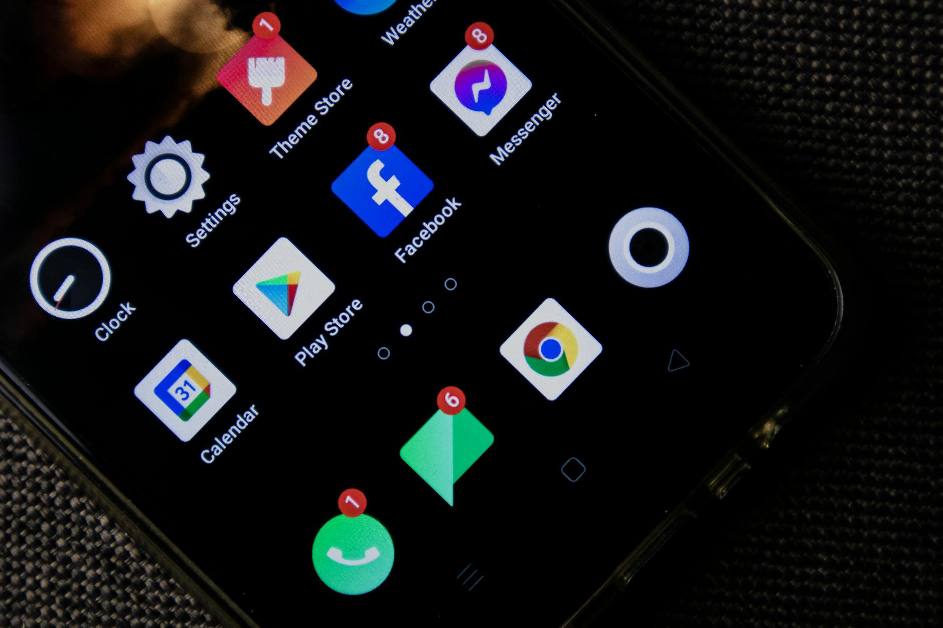 Smartphone con app fedeltà e notifica push di un premio sbloccato