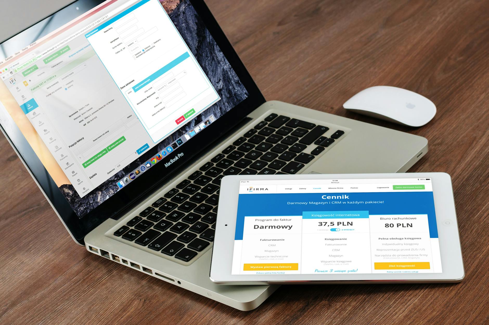 Dashboard CRM con analitiche sales win rate forecast ACV su laptop