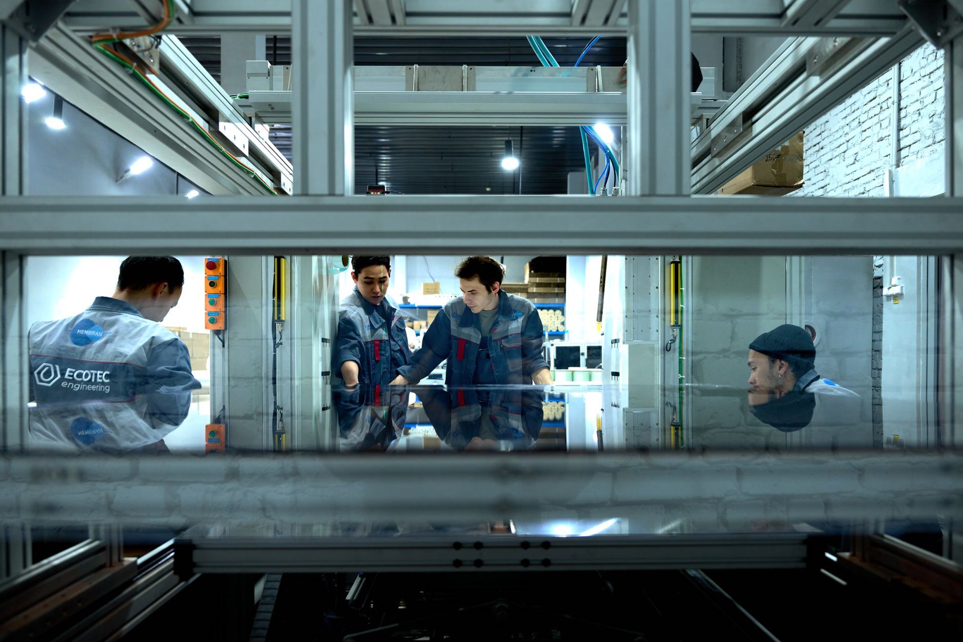 Riunione di responsabile produzione e team operations in azienda manifatturiera italiana