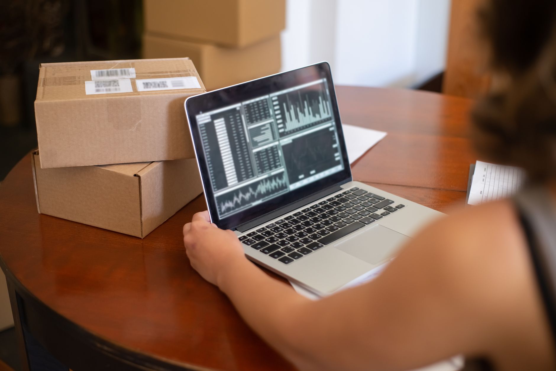 Dashboard analytics e KPI logistica WMS su schermo