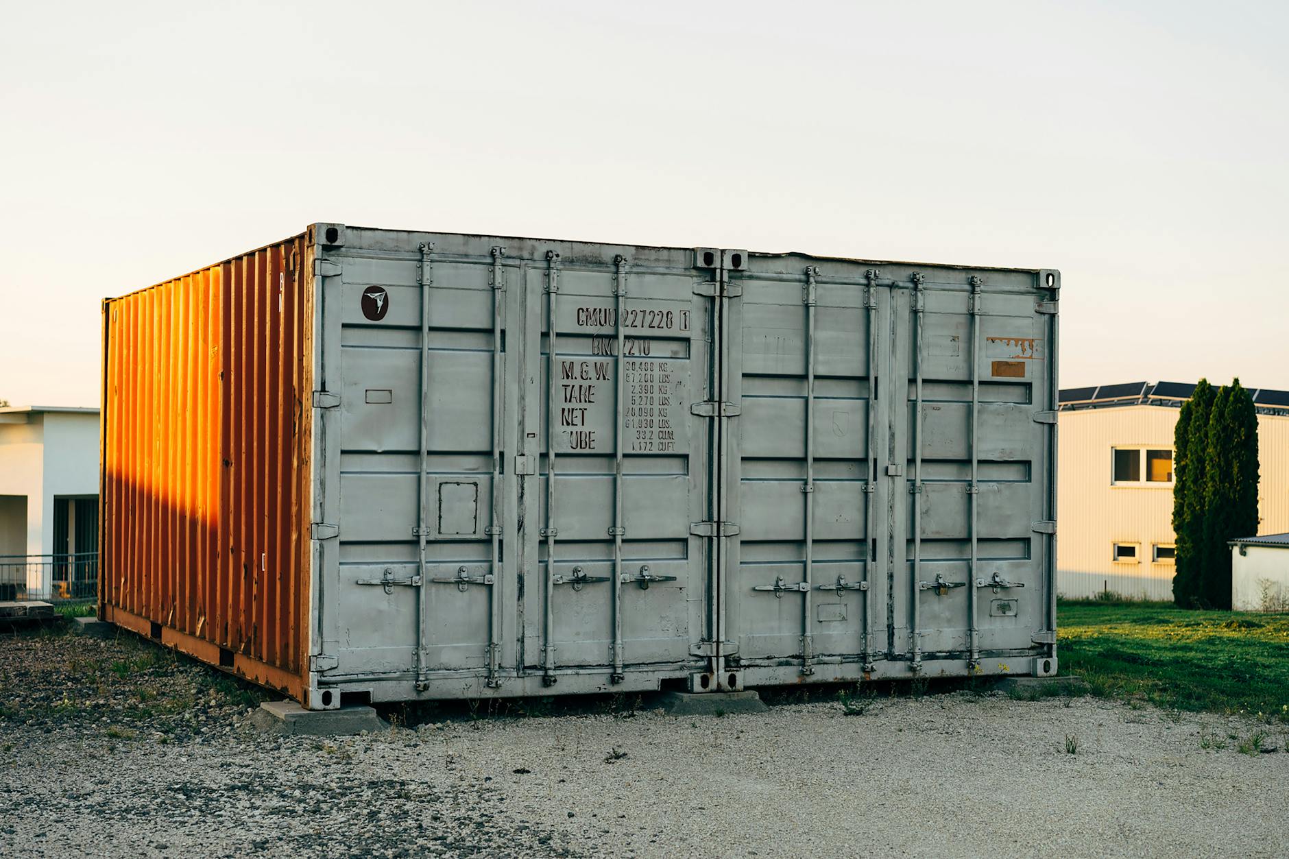Concetto astratto di containerizzazione e orchestrazione moderna