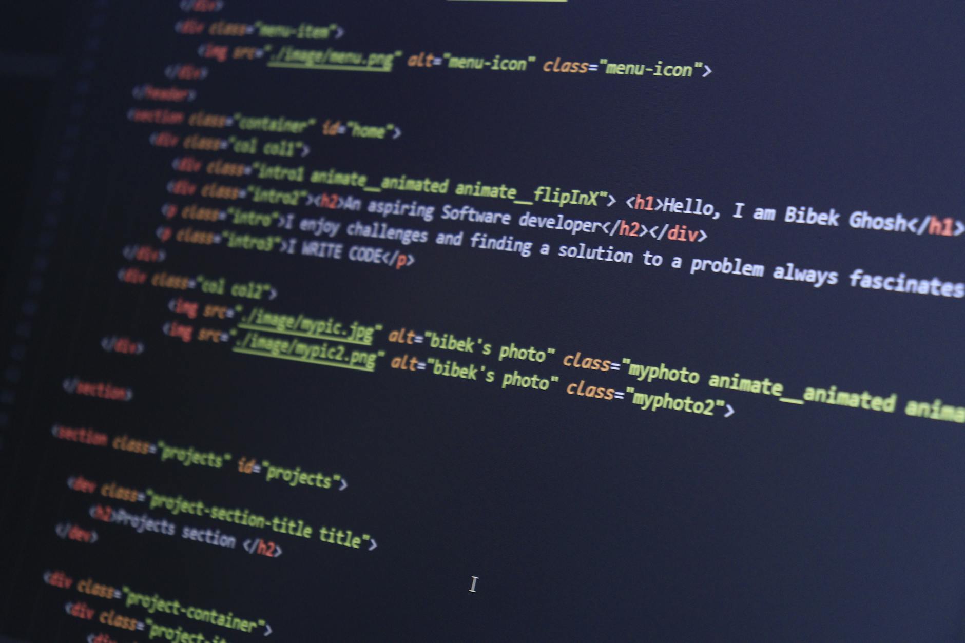Sviluppatore al terminale scrive comandi kubectl per gestire un cluster Kubernetes