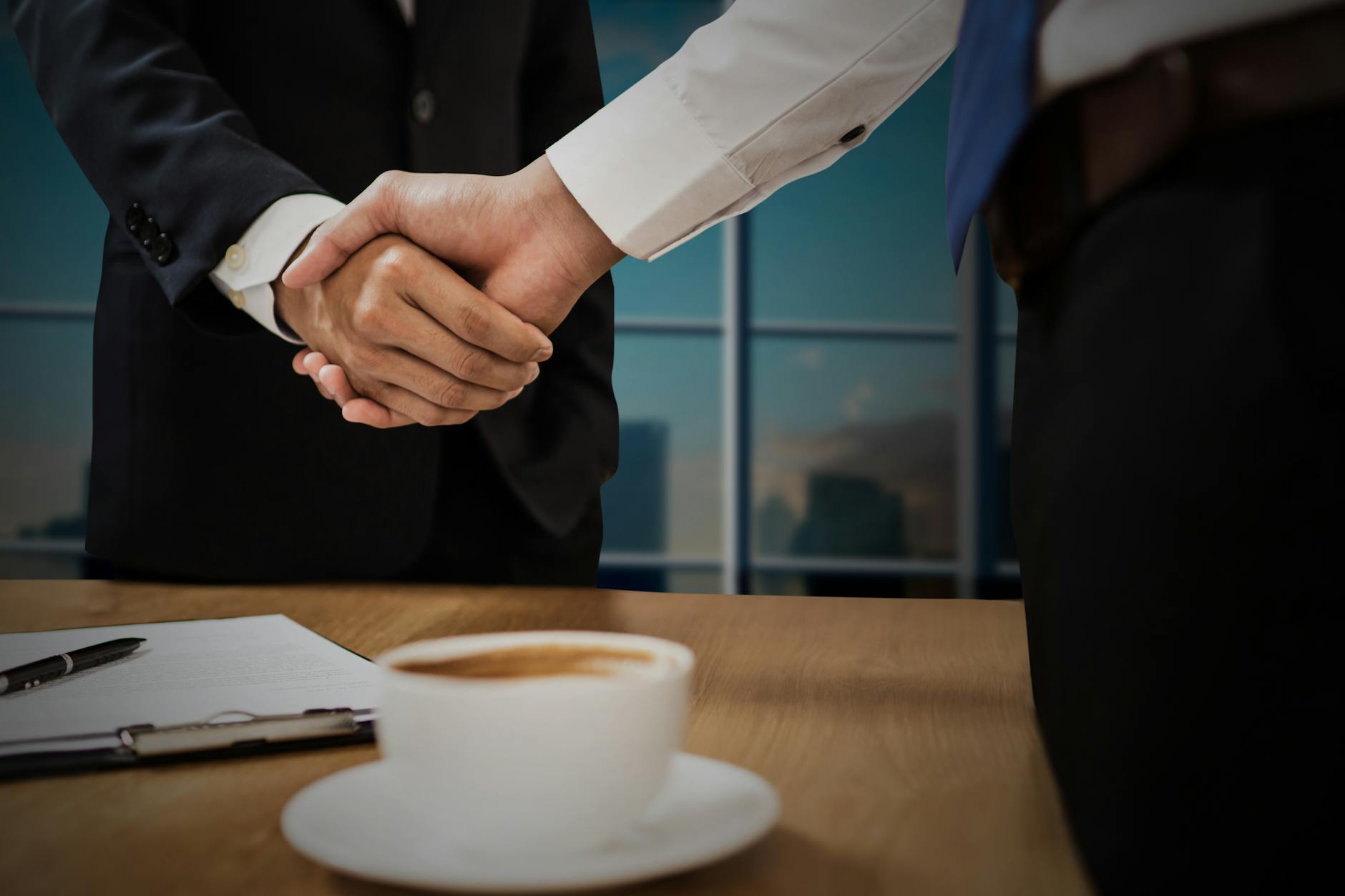 Stretta di mano in una riunione di vendita B2B in ufficio moderno