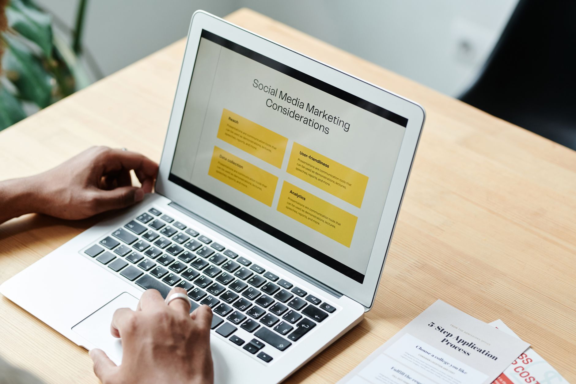 Dashboard analytics social media e LinkedIn su laptop