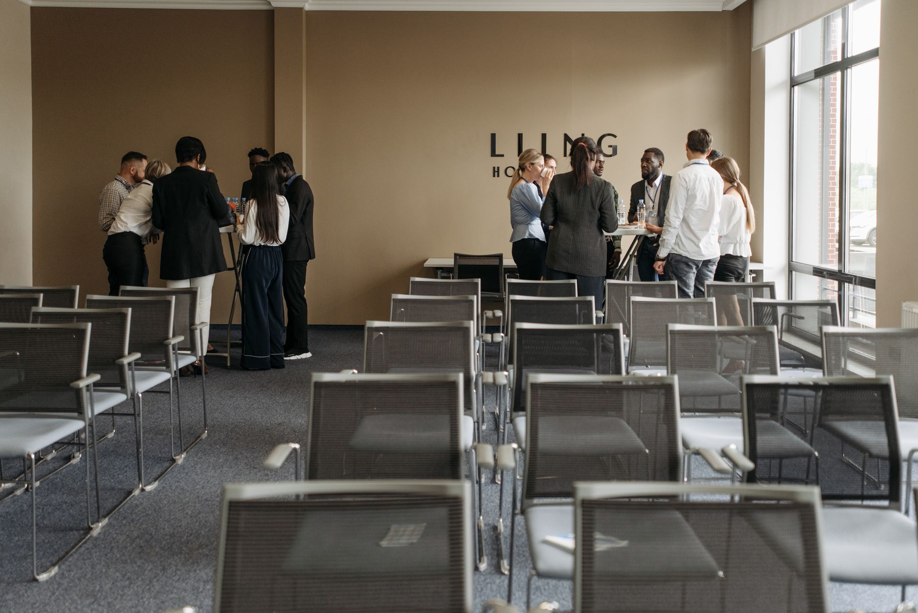 Evento di networking B2B in un ufficio moderno con professionisti