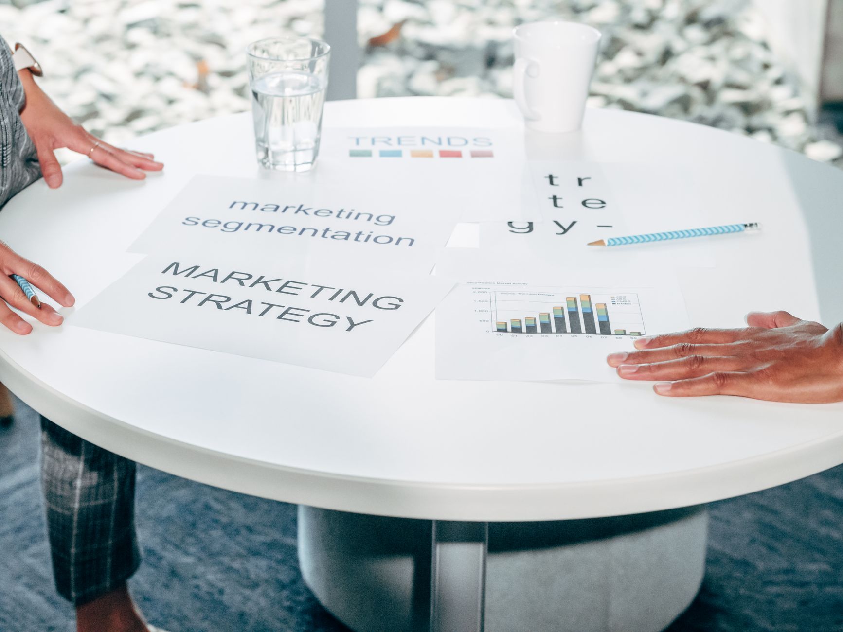 Team marketing discute strategia email davanti a whiteboard