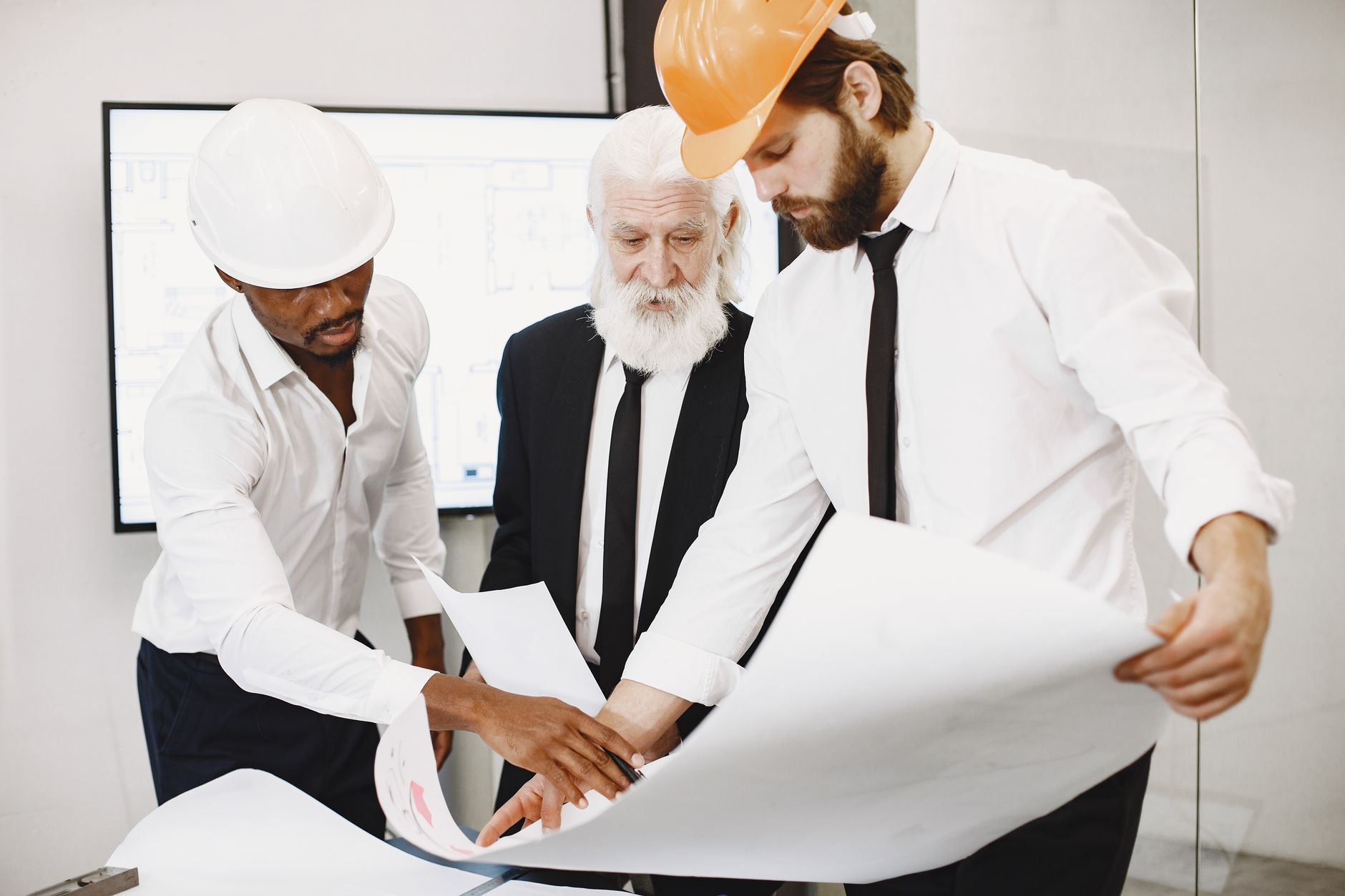 Team di data scientist e ML engineer in revisione di una pipeline MLOps