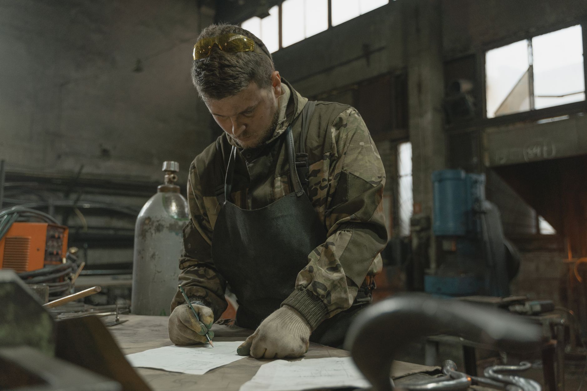 Ingegnere e responsabile di produzione pianificano il piano produttivo in fabbrica