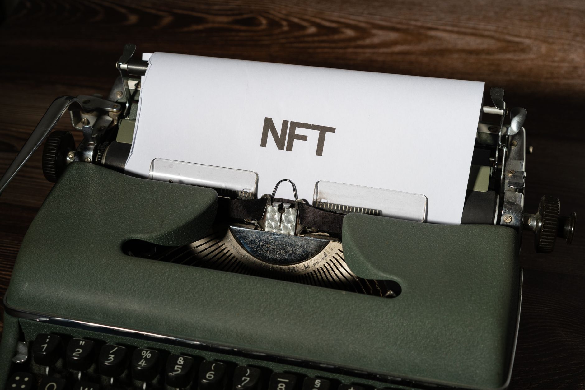 Interfaccia NFT marketplace con varie collezioni digitali