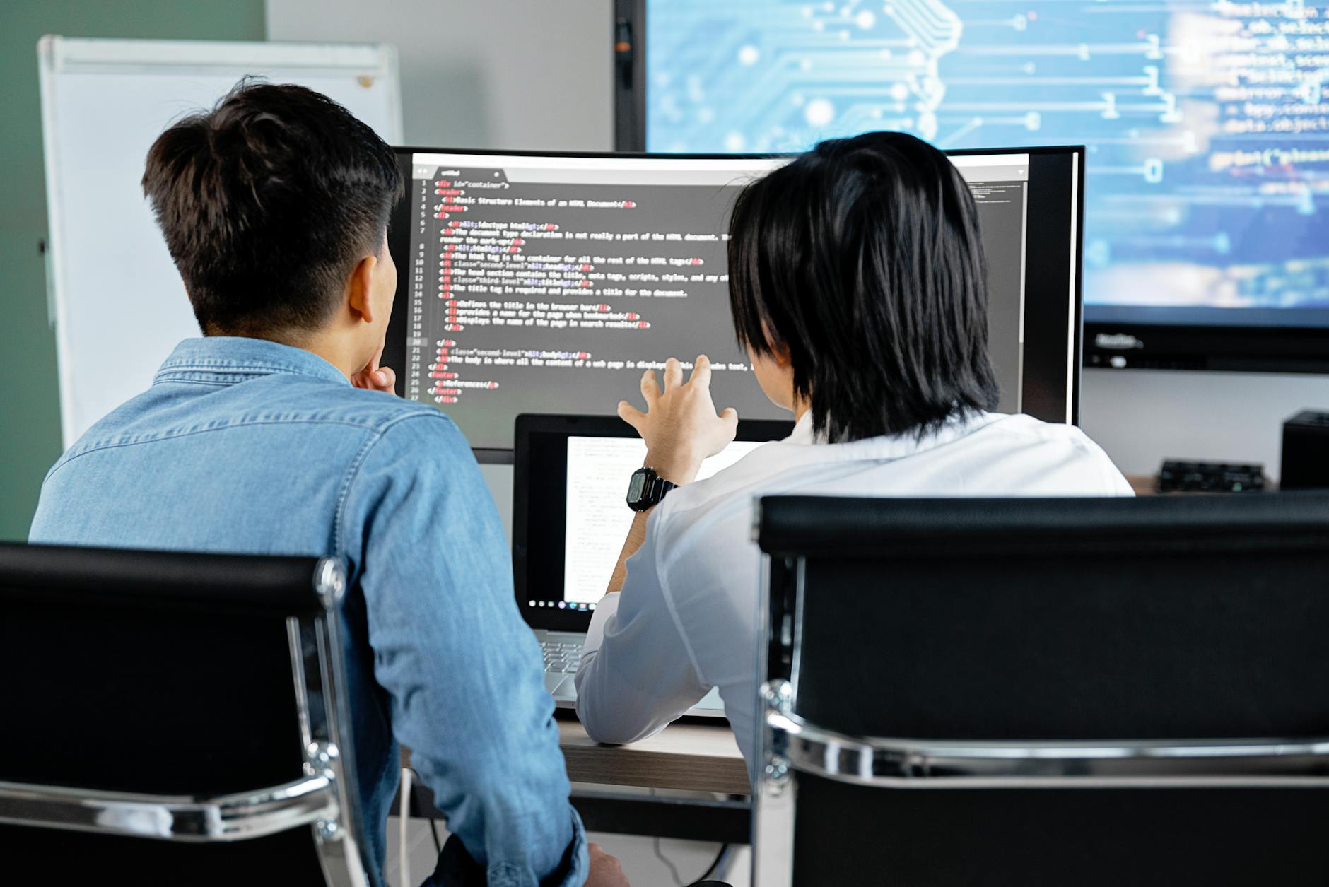 Team developer in workspace moderno collaborativo