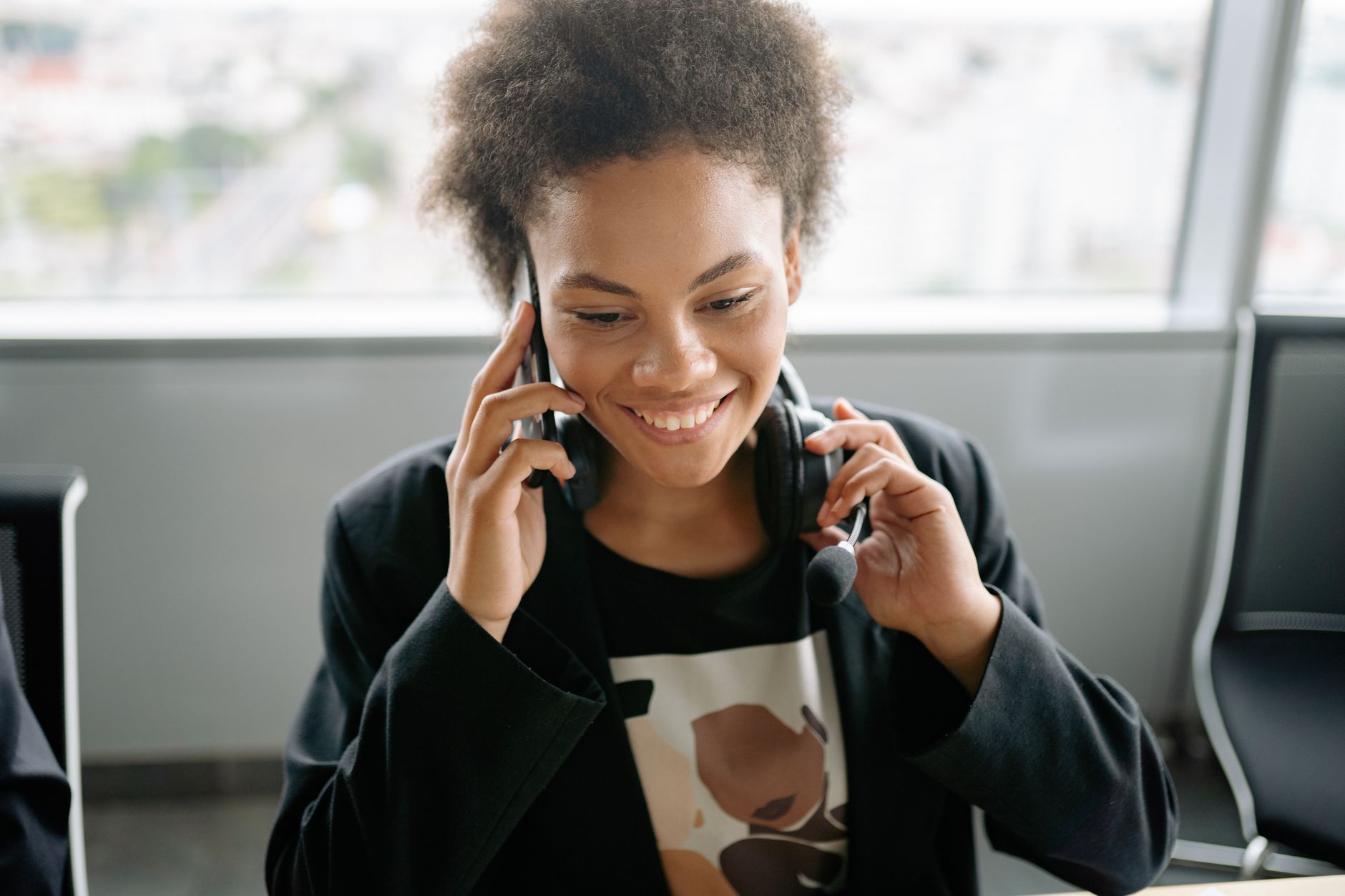 Operatore customer service durante telefonata supporto