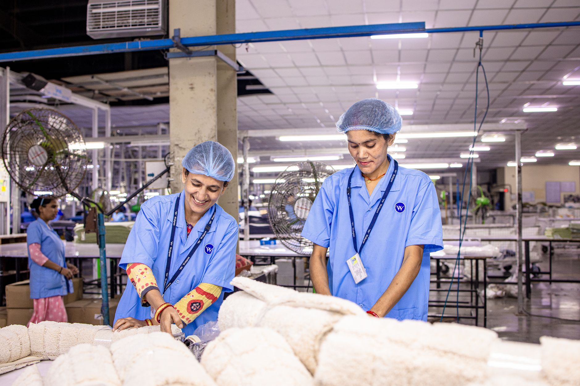 Operatori al lavoro su linea di produzione di PMI manifatturiera