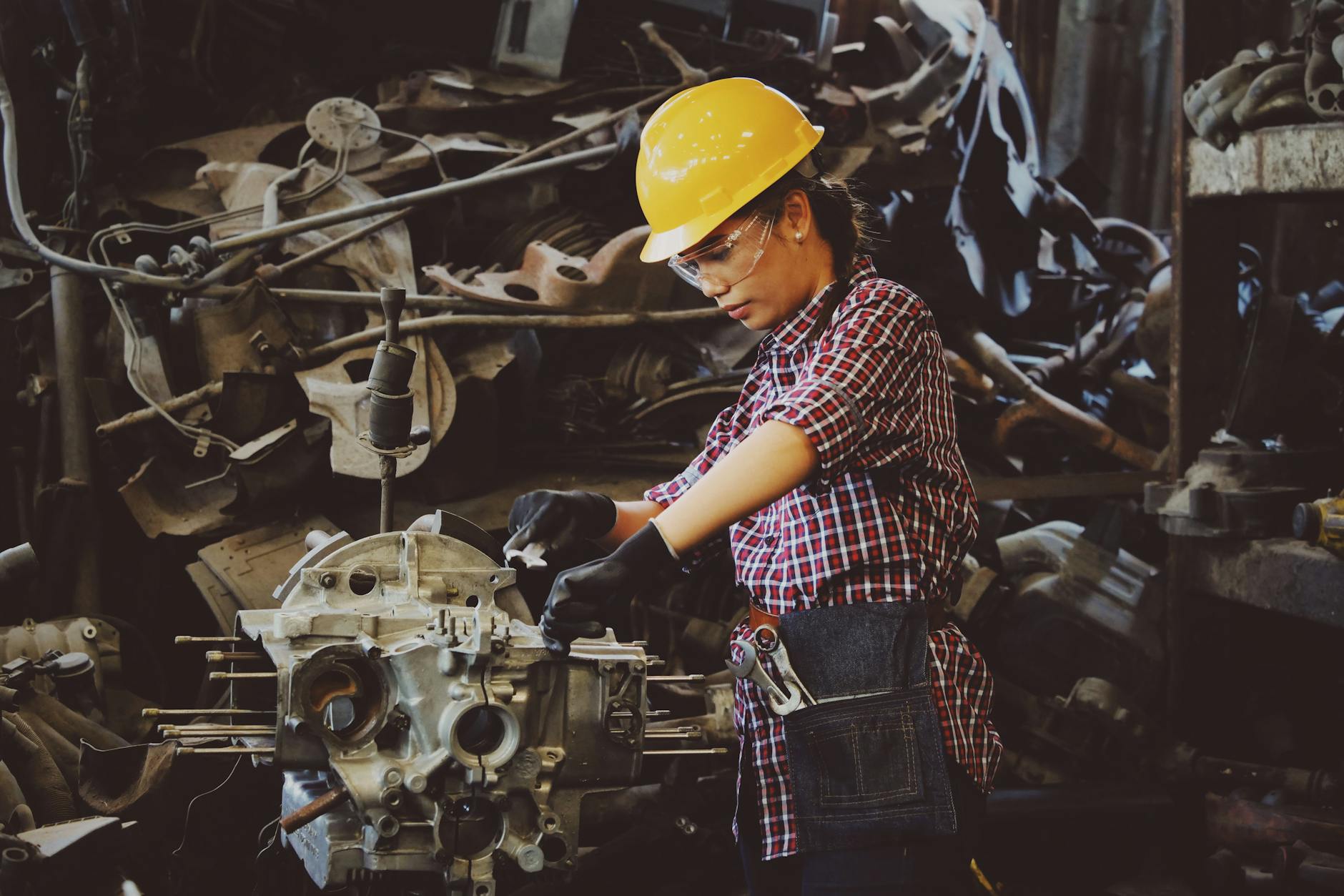 Tecnica autoriparazione donna in officina meccanica professionale al lavoro