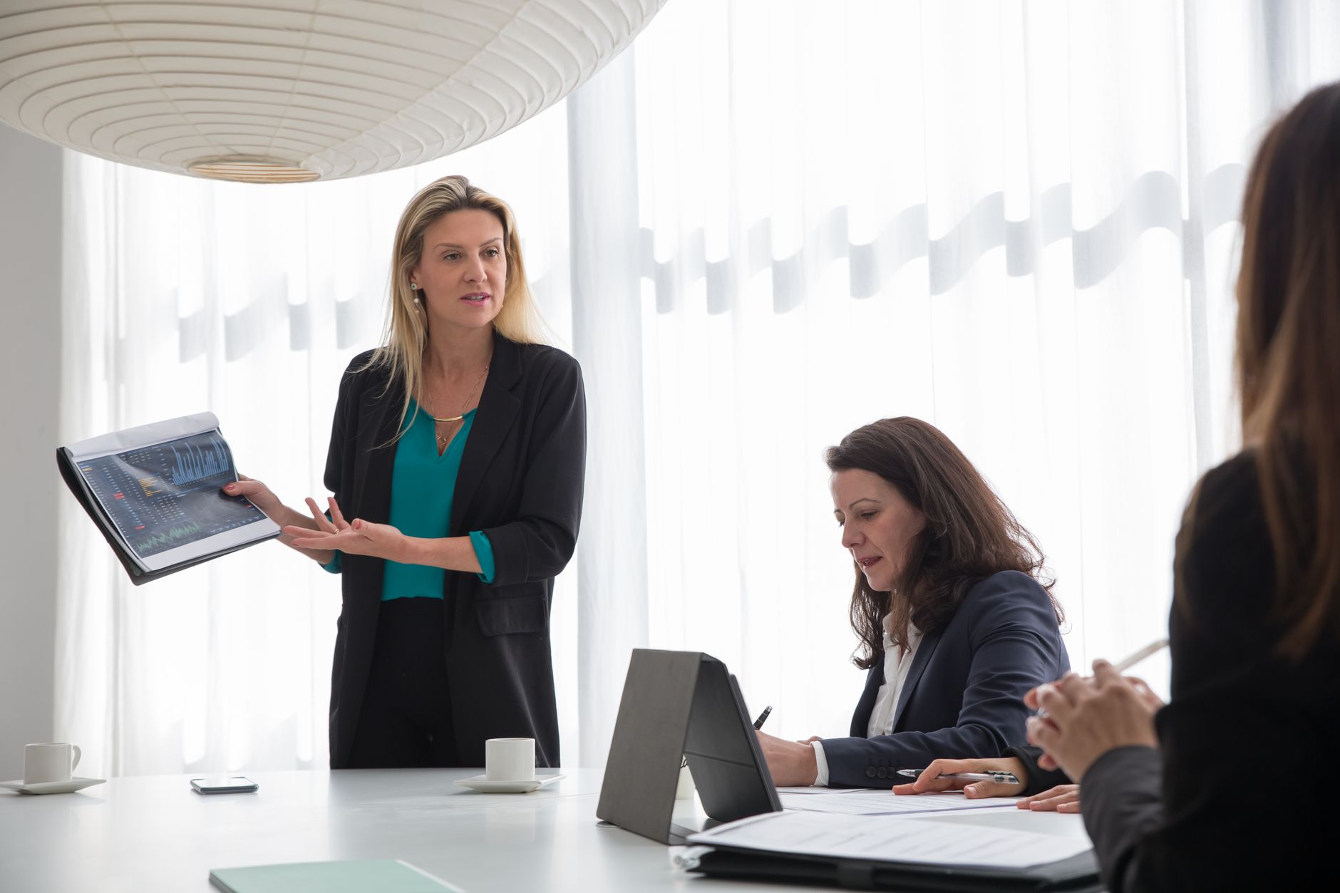 Manager presenta gli OKR di team in riunione di alignment