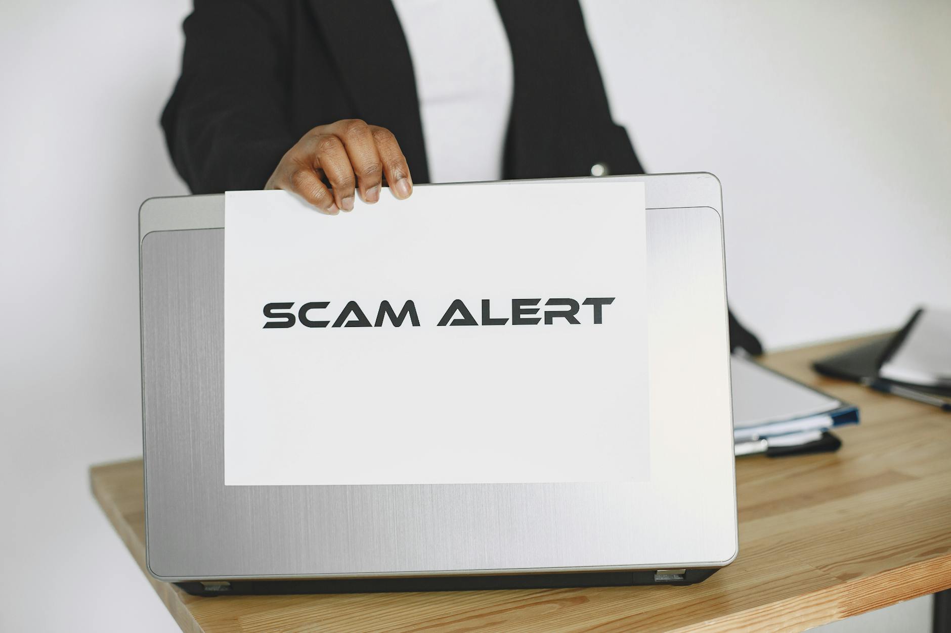 Esempio di email phishing visualizzata su un laptop
