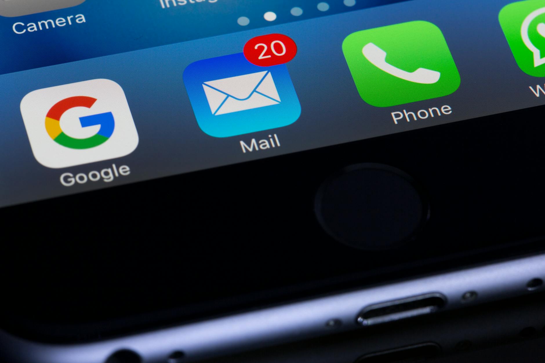 Mano regge smartphone con notifica email in arrivo