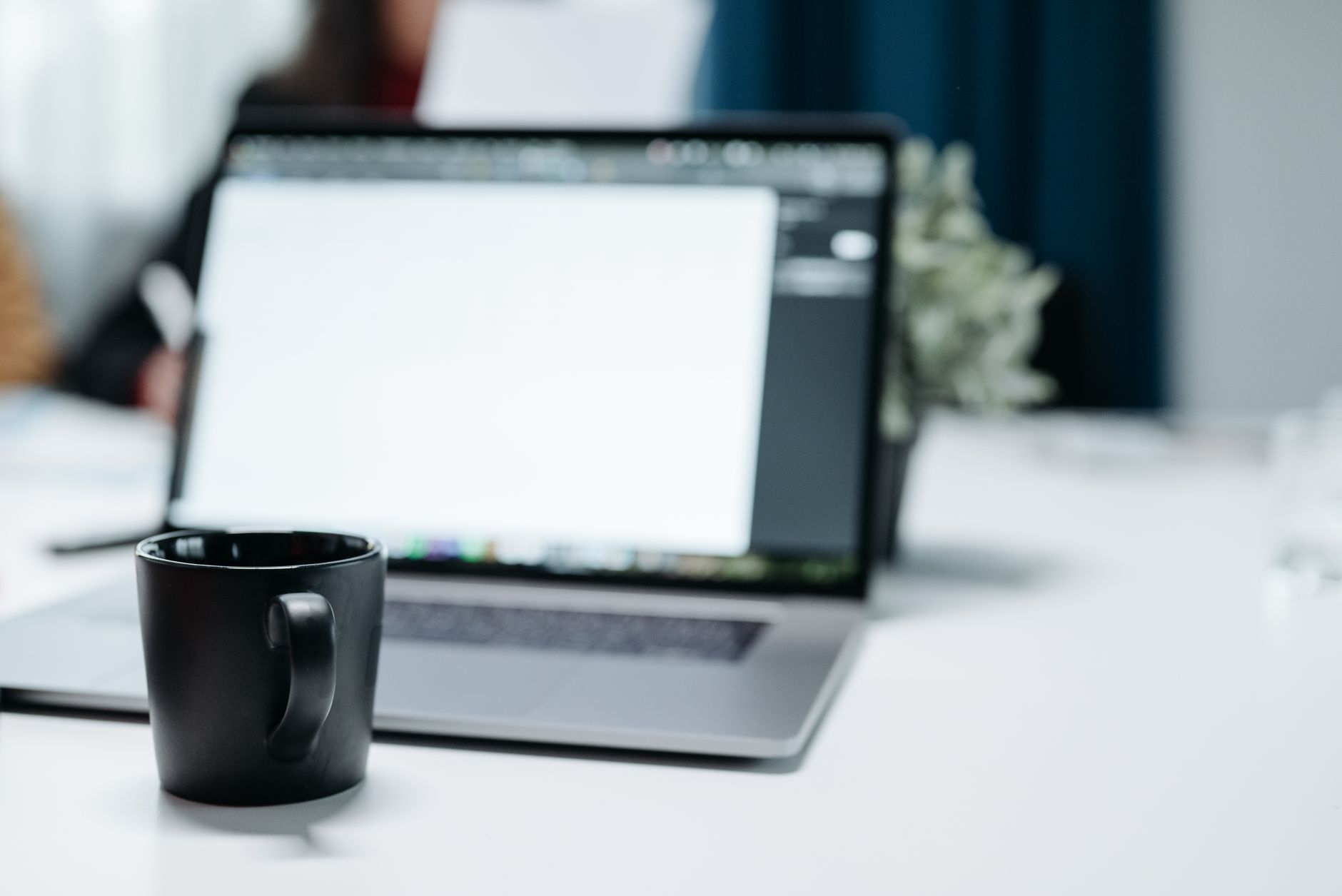 Gestione catalogo prodotti su laptop con software PIM