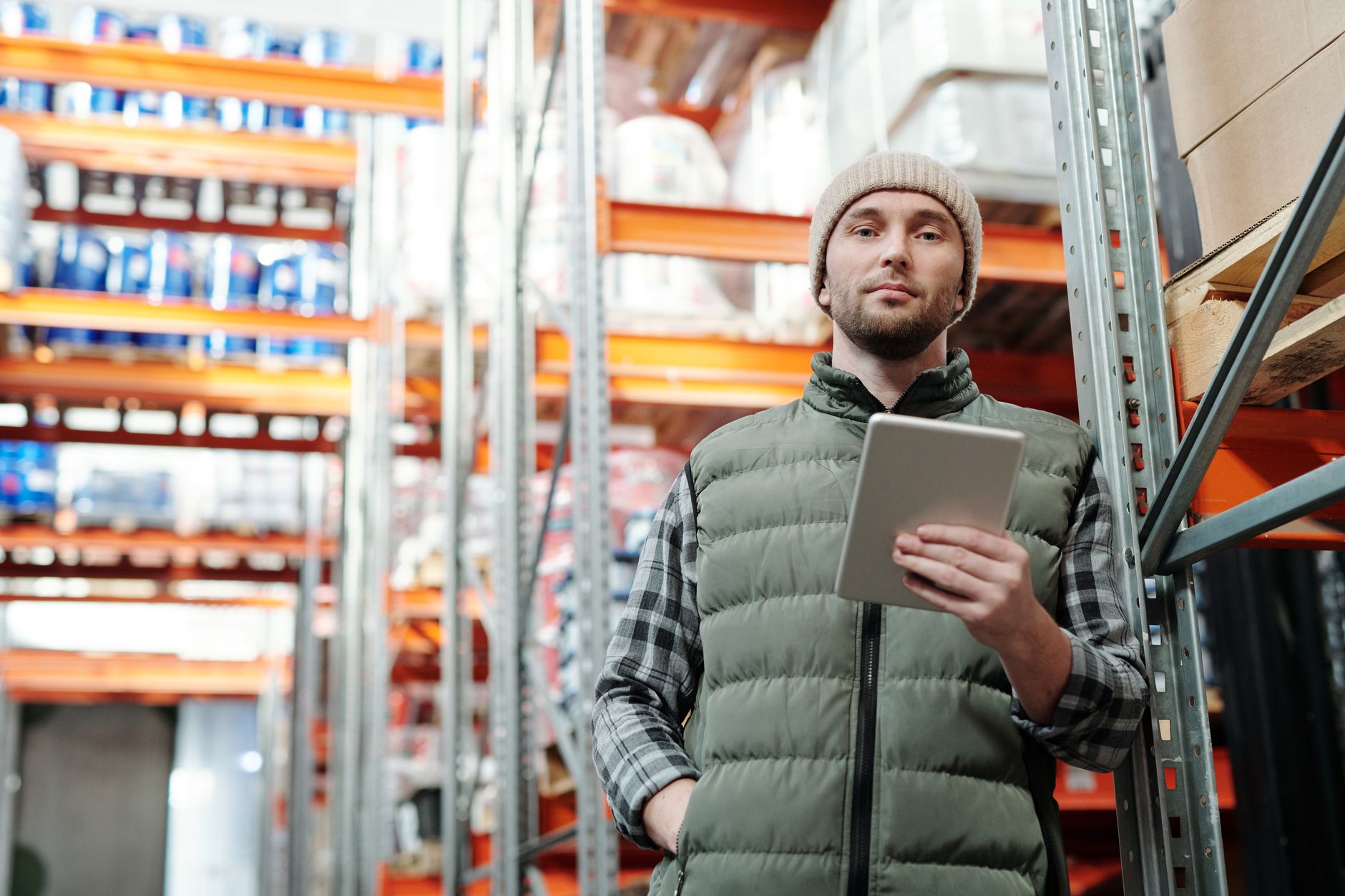 Responsabile produzione consulta tablet con dati MES in stabilimento manifatturiero