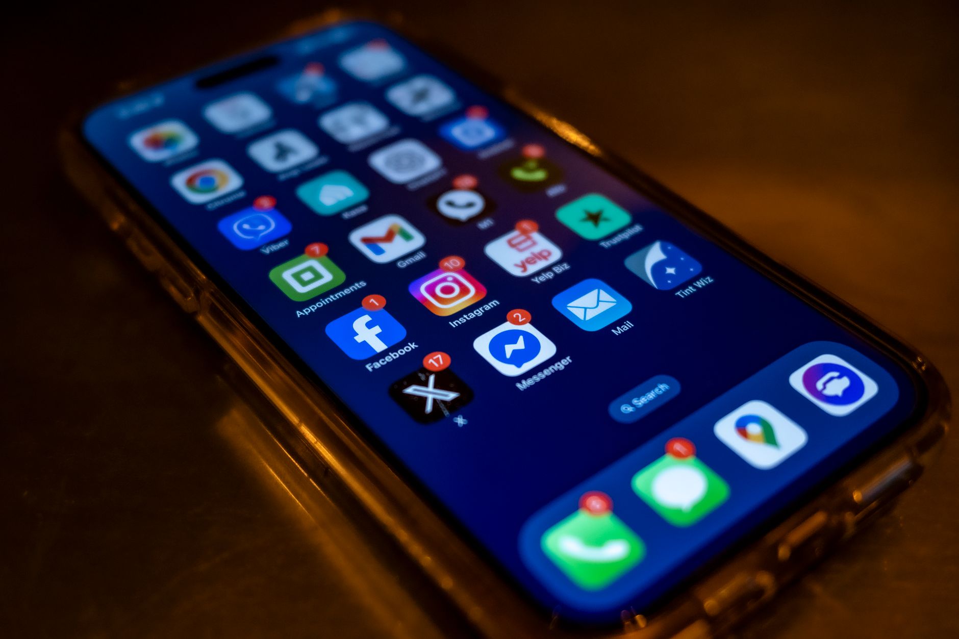 Smartphone con notifica chat di applicazione messaggistica aziendale