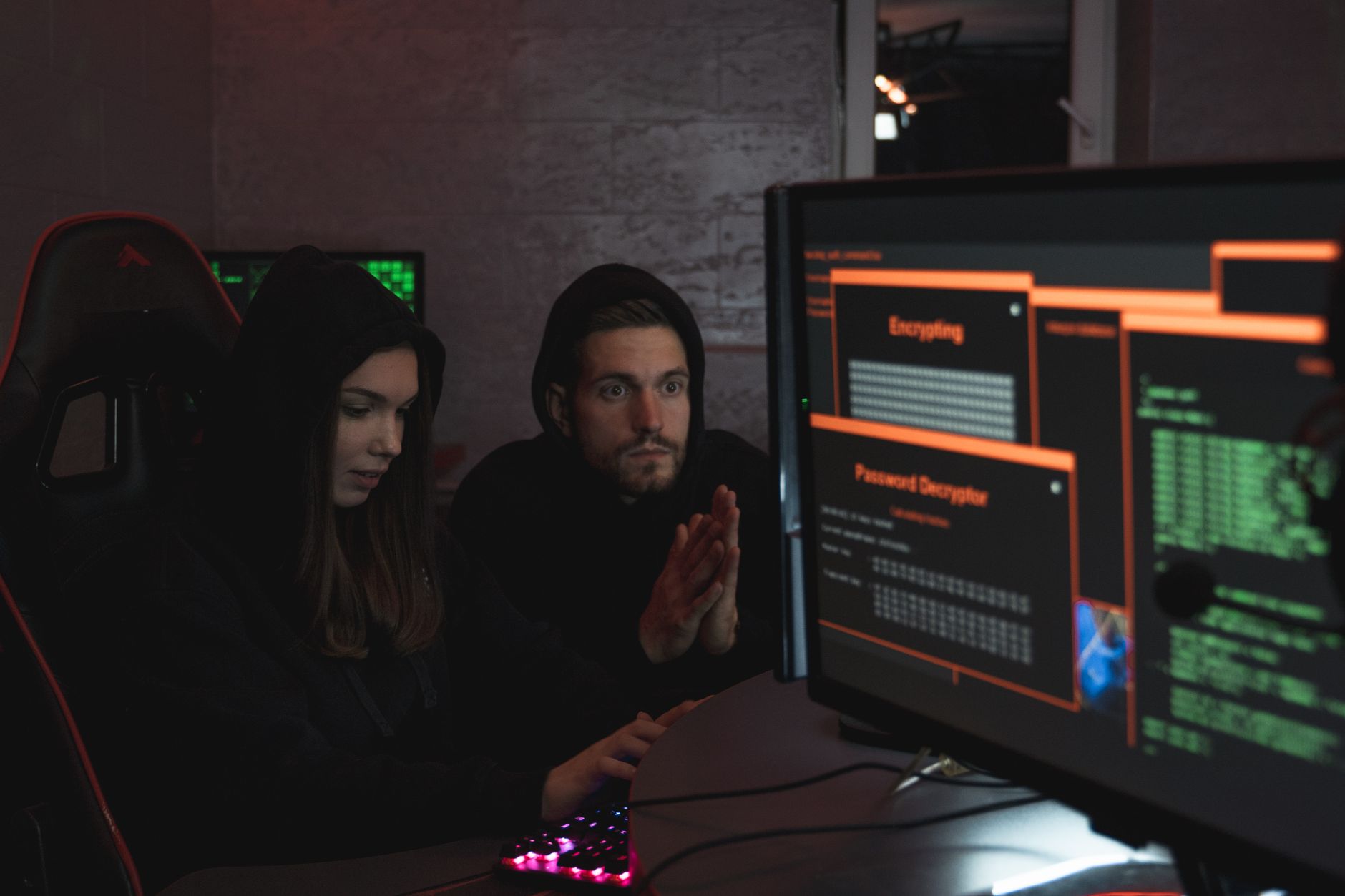 Security analyst al lavoro su workstation SOC
