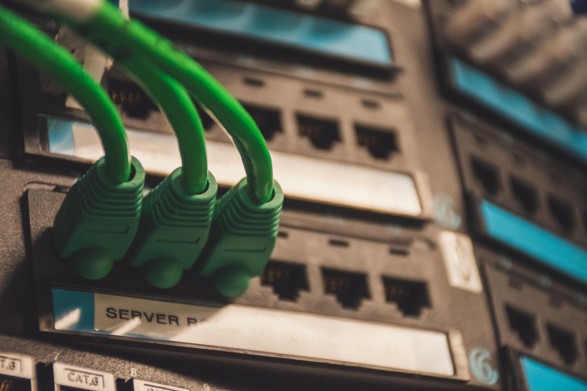 Server data center moderno con rack illuminati