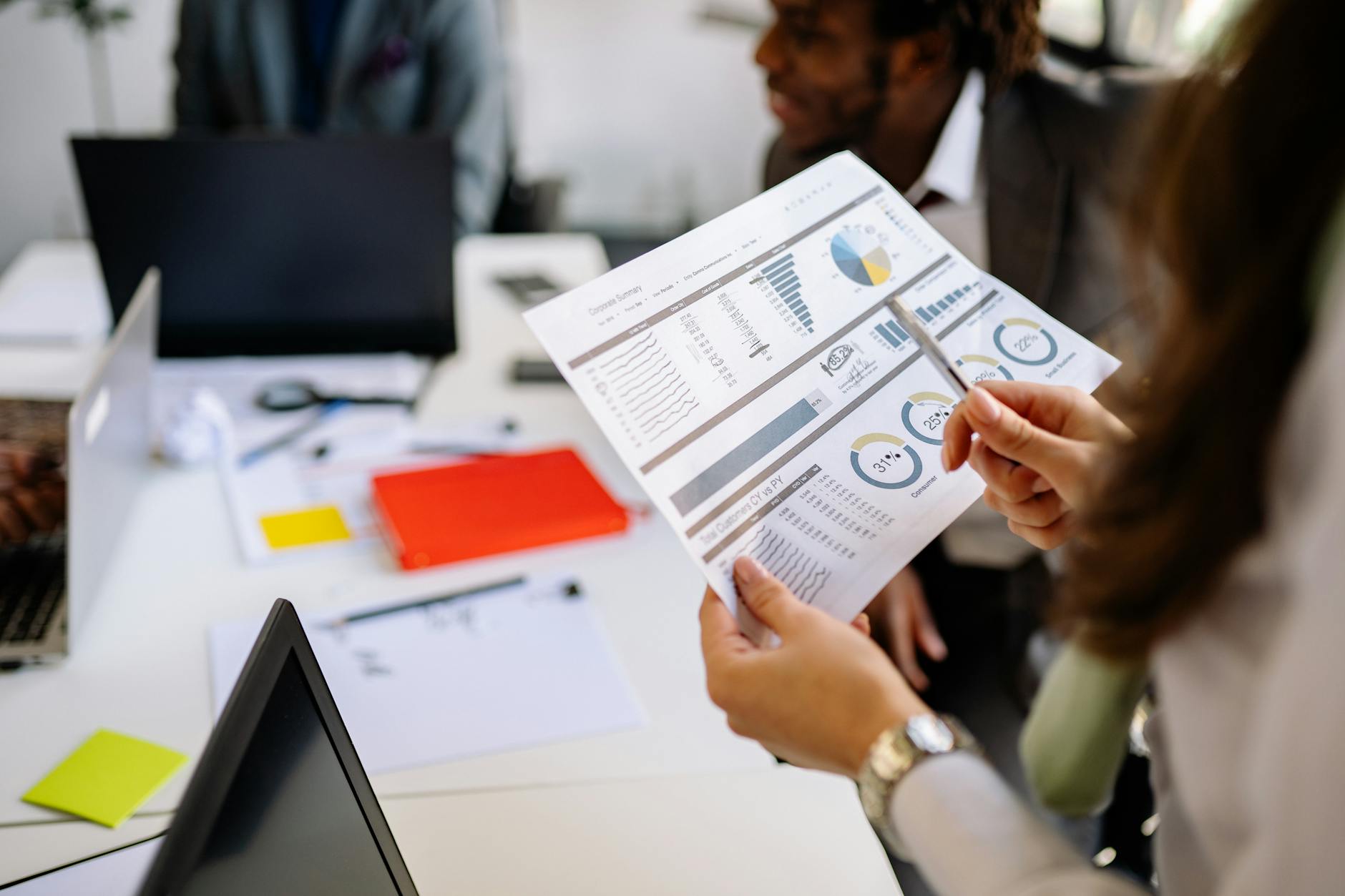 Team commerciale analizza report e numeri di vendita