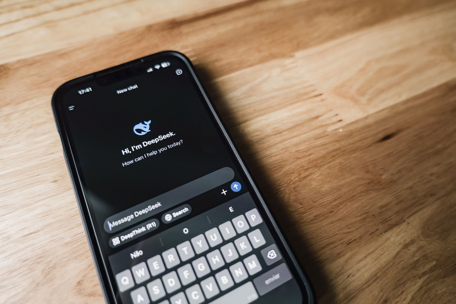 Interfaccia chatbot per customer support su mockup di app messaggistica