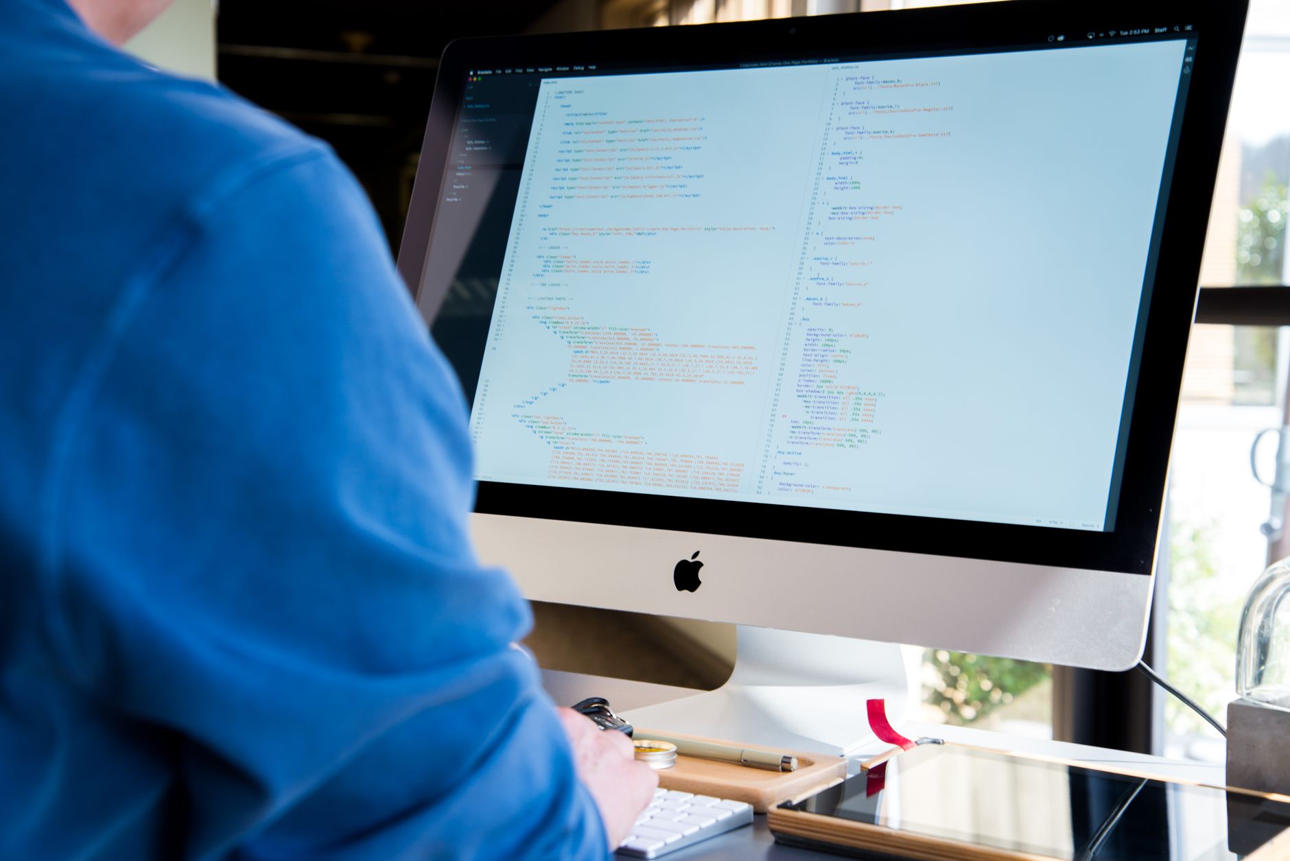 Sviluppatore digita codice su tastiera, scenario tipico di uso GitHub Copilot e Codex