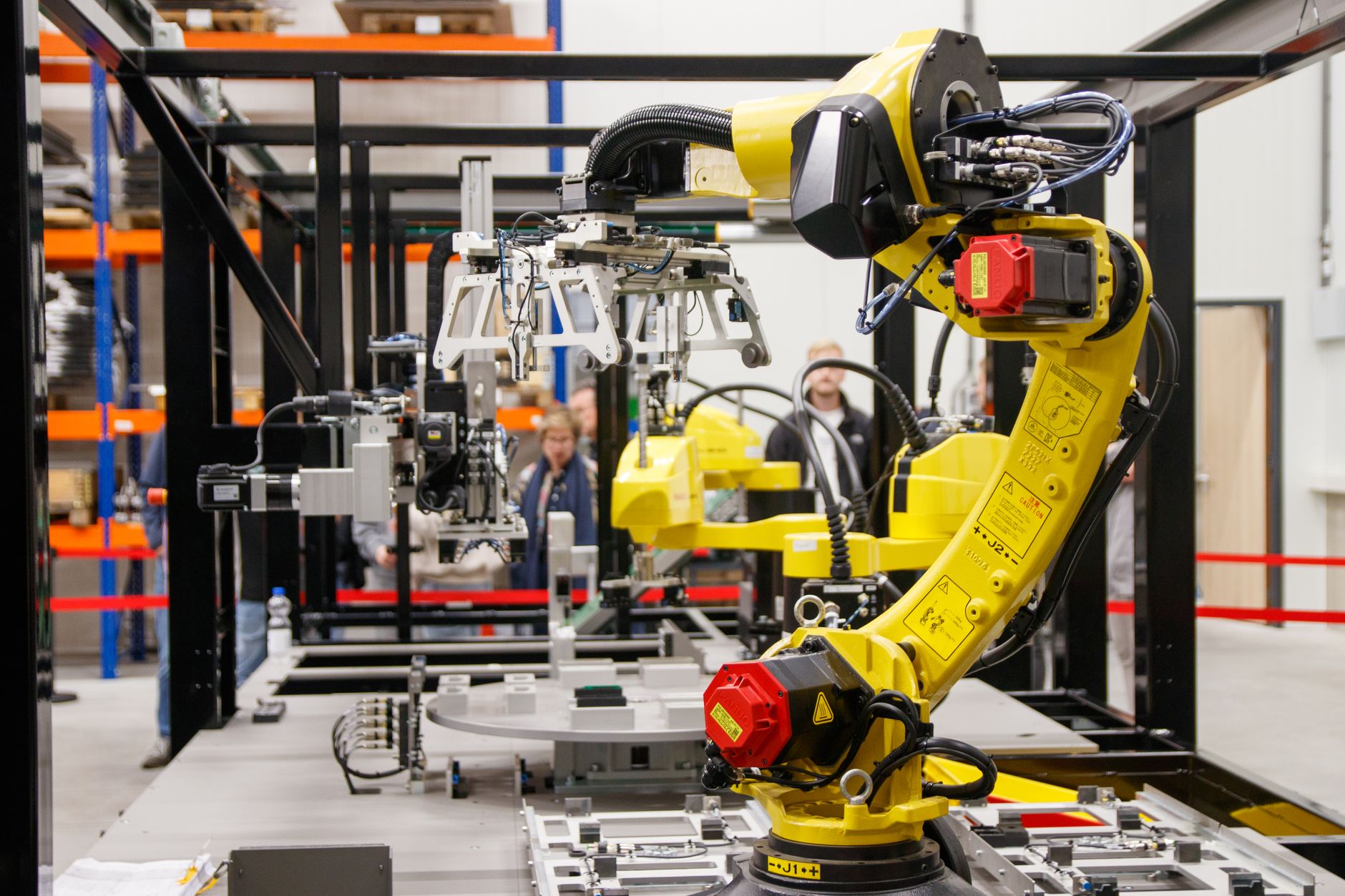 Robot industriale con sistema di ispezione visiva su linea di produzione