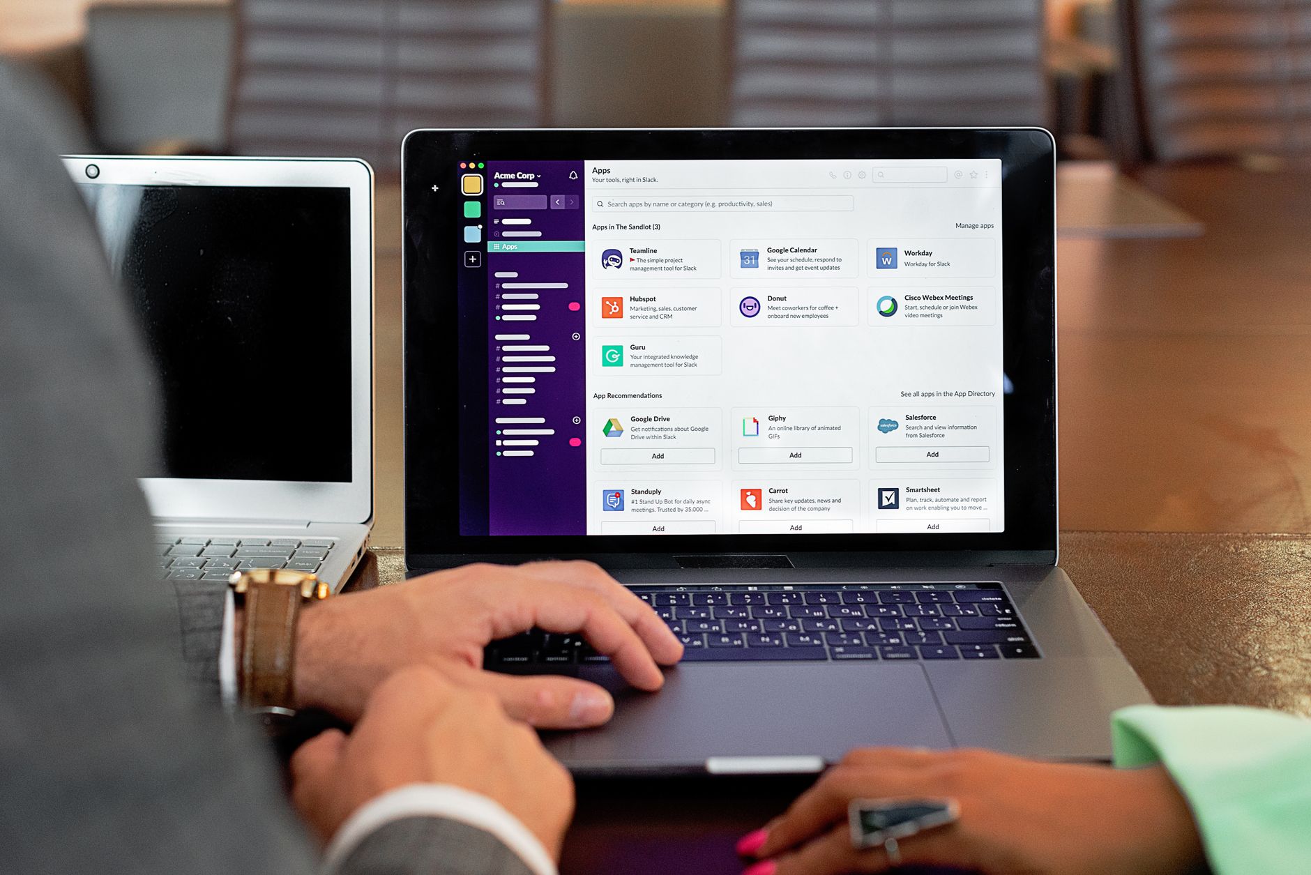 Concetto di integrazione cloud apps SaaS e API per workflow automation aziendale