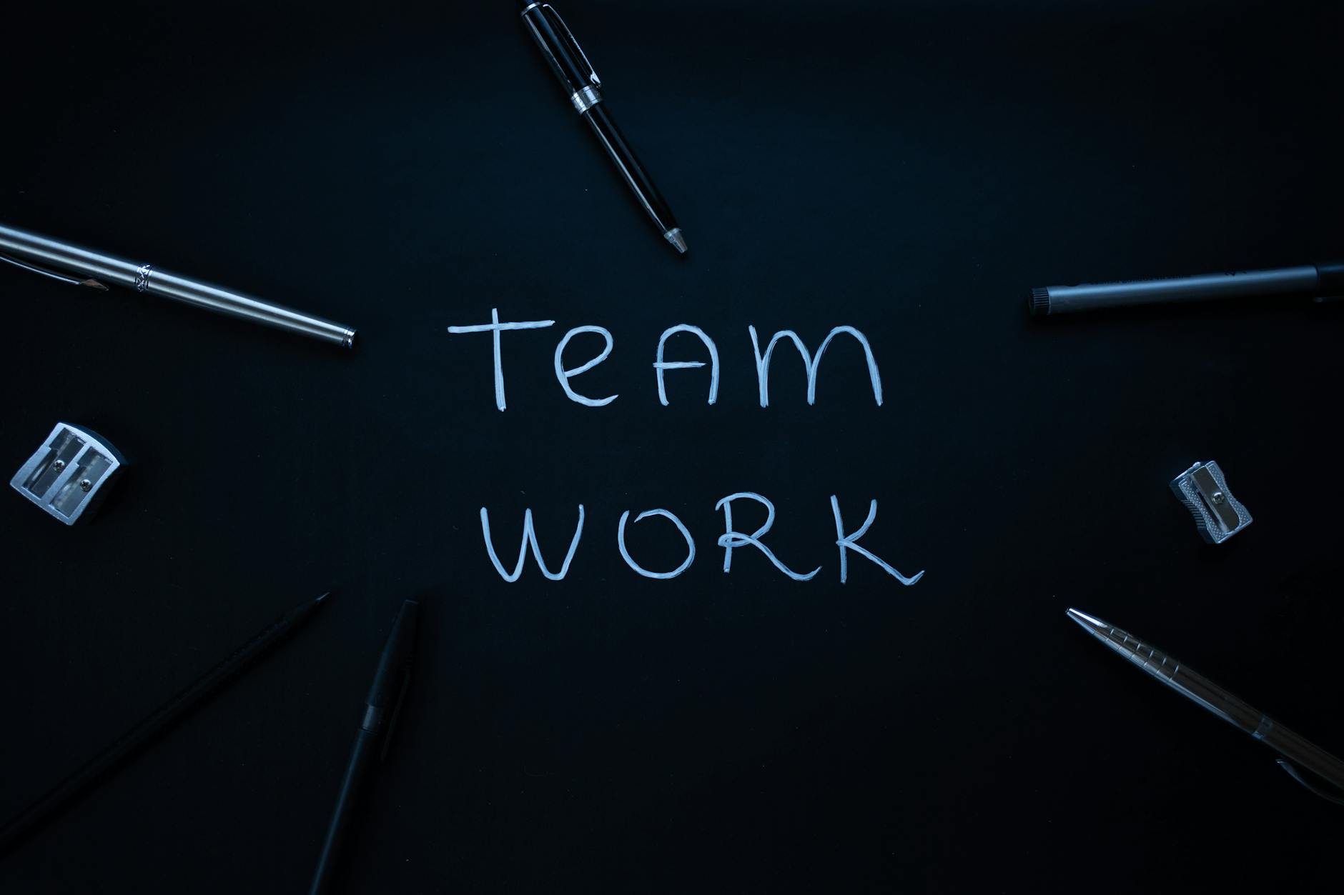 Team di una PMI italiana al lavoro su workflow automation con laptop in ufficio moderno
